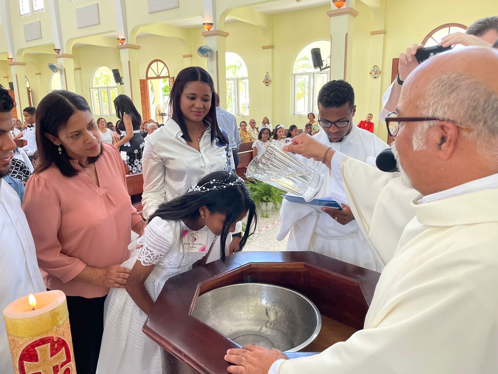 Reciben bautismo y primera comunión 17 niños del IPL